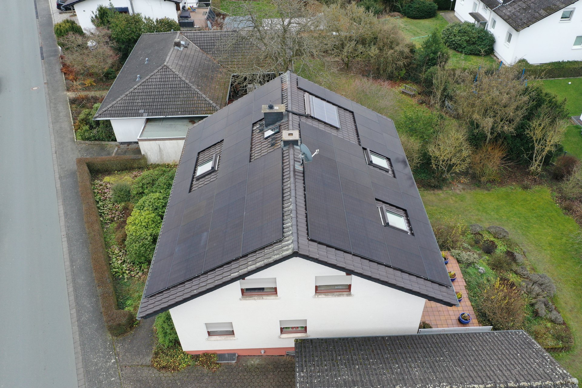Drohnenaufnahme einer installierten Photovoltaikanlage auf einem Wohnhaus